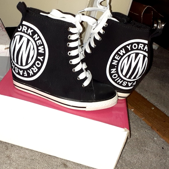 Platform sneakers - Picture 1 of 3